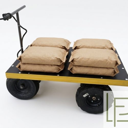 NanoBanana_dobav-na-telezhku-dva-ryada-mapolnennyh-kraftovyh-paketov-lezh